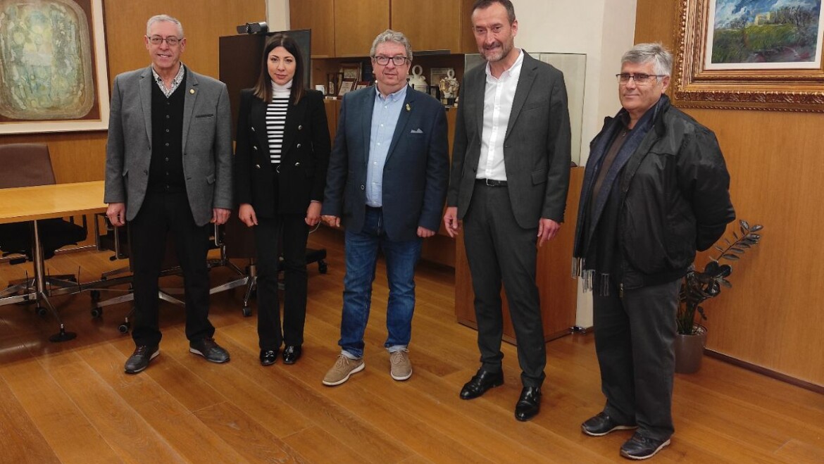 El alcalde entrega la insignia municipal al nuevo presidente de la Asociación de Belenistas