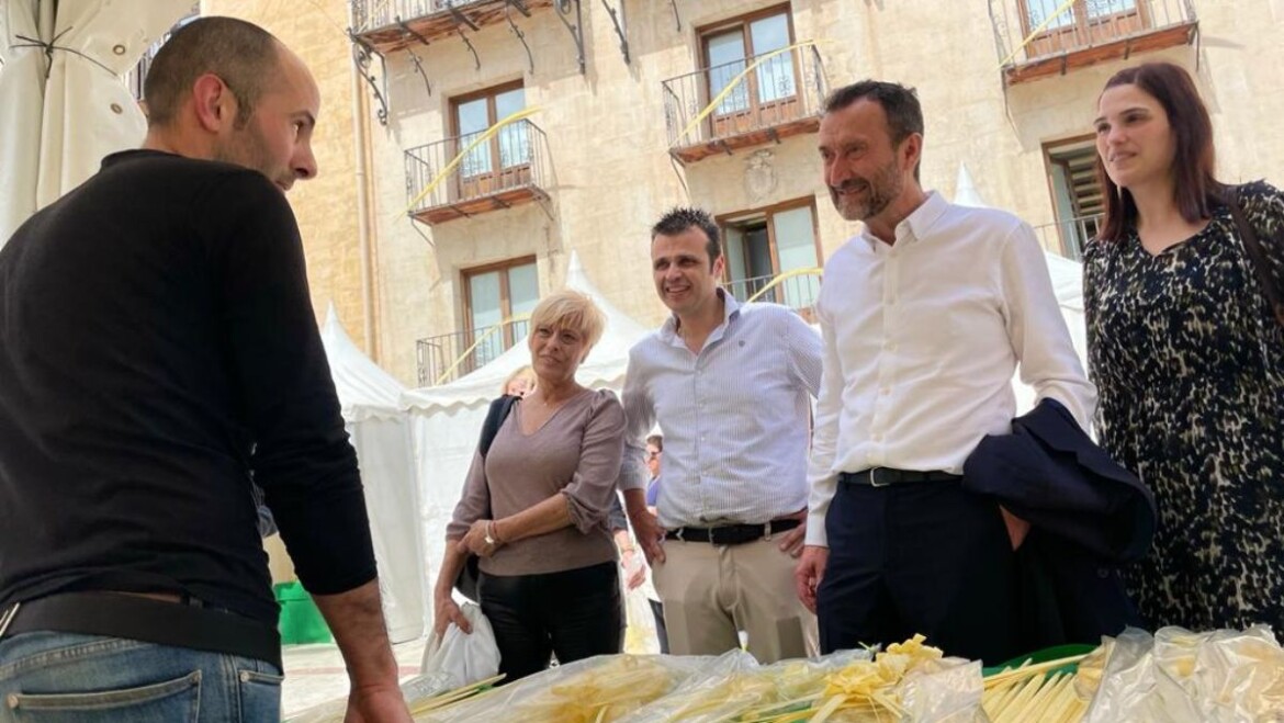 El alcalde visita los puestos de venta de artesanía de palma blanca de la Plaza de Baix
