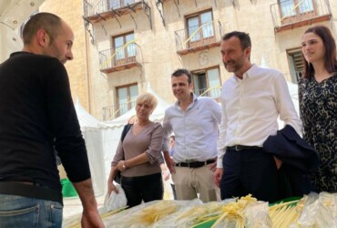 El alcalde visita los puestos de venta de artesanía de palma blanca de la Plaza de Baix