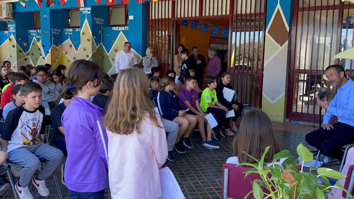 El alcalde participa en una iniciativa escolar que promueve el periodismo en el CEIP San Antonio de la Foia d’Elx
