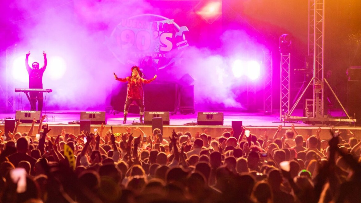 Més de 2.000 persones van vibrar amb els ritmes discotequers del festival ‘Vuelta a los 90’s’ a la rotonda del Parc Municipal