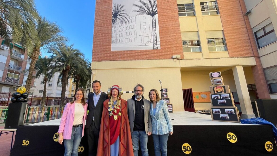 El alcalde felicita al CEIP Luis Vives por contribuir a lo largo de este medio siglo a la formación de miles de estudiantes