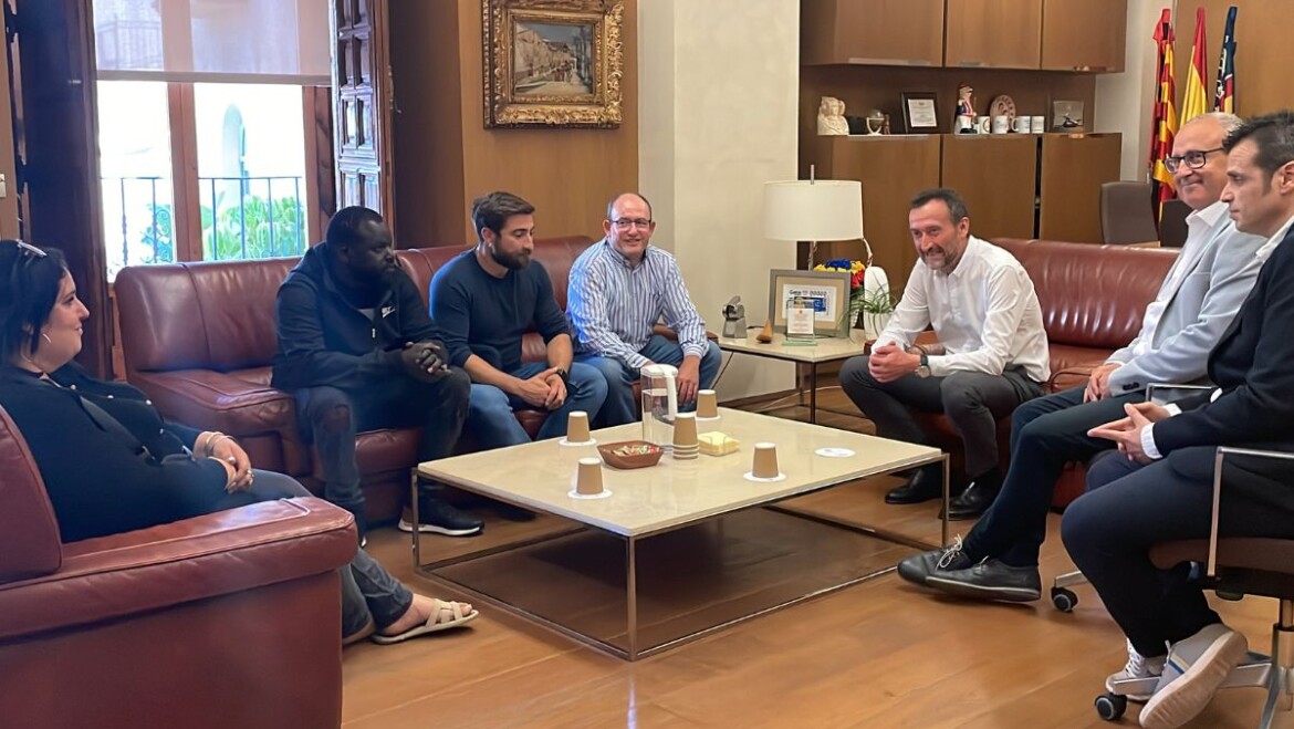 El alcalde recibe a los vendedores del mercadillo del estadio Martínez Valero