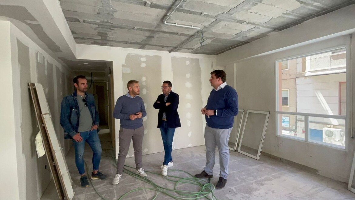 El Ayuntamiento y Conciénciate transforman un inmueble en seis viviendas sociales para acoger a más de una veintena de personas sin hogar
