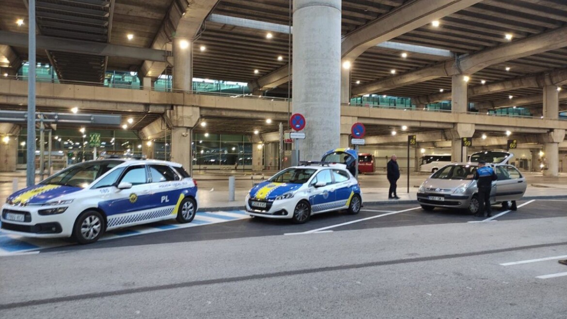 A l’aguait dels taxis pirata a l’aeroport