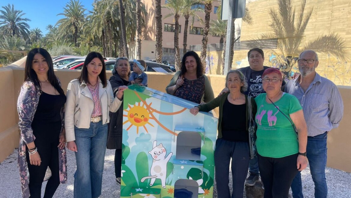 Bienestar Animal instala nueve casetas y firma nuevos convenios en Elche para garantizar el cuidado de las colonias felinas del municipio