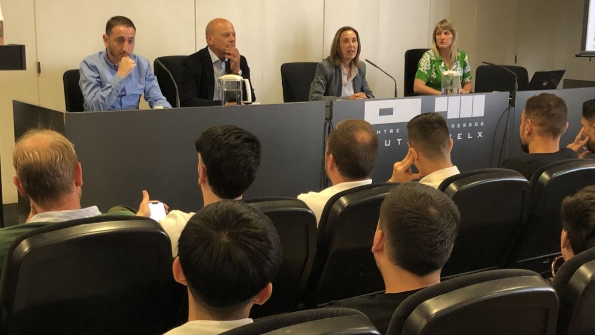 Alumnes d’FP de la branca de Comerç i Màrqueting de l’IES Severo Ochoa presenten un pla per a captar abonats europeus a l’Elx CF