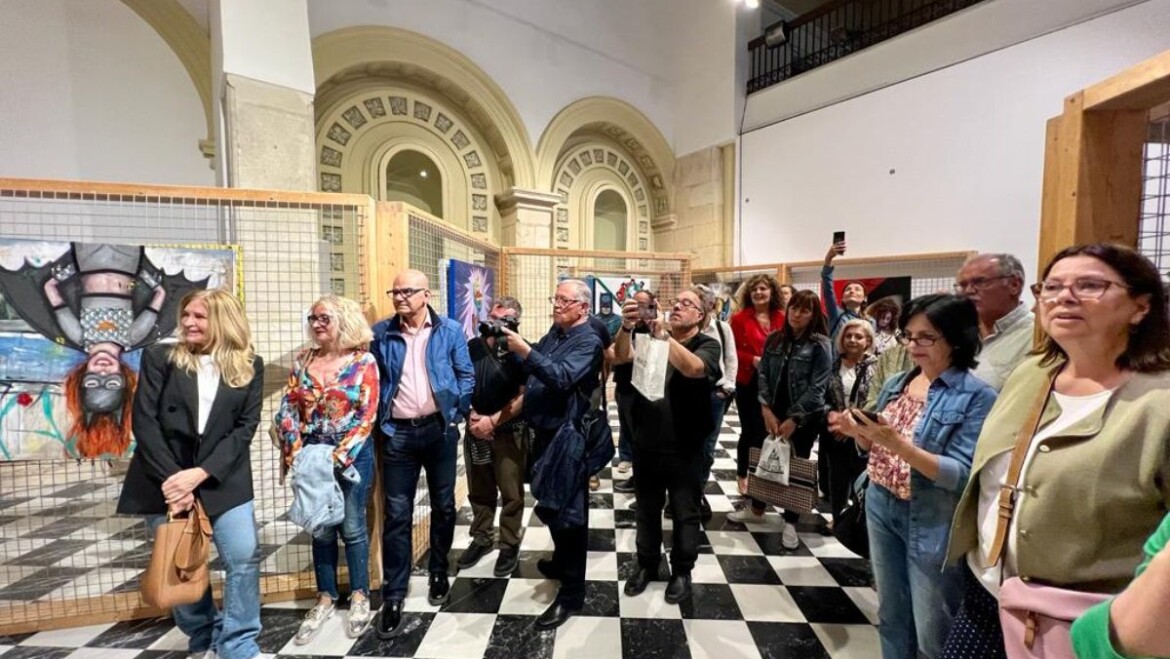 Els superherois “més humans” prenen la capella de les Clarisses en una avantguardista exposició que conjumina pintura i materials tèxtils i que romandrà oberta fins al 18 de juny