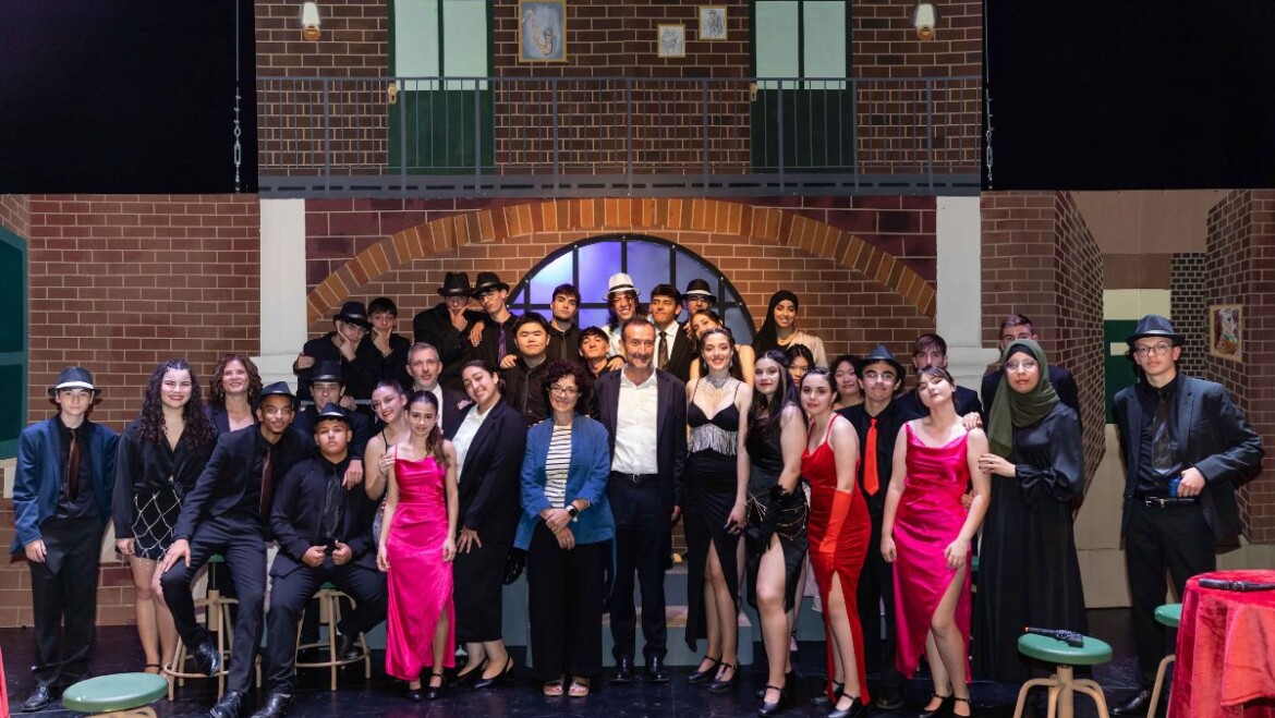 El alcalde y la concejala de educación, María José Martínez asisten al primero de los musicales de los alumnos del IES Joanot Martorell en el Gran Teatro a favor de ‘Save de Children’