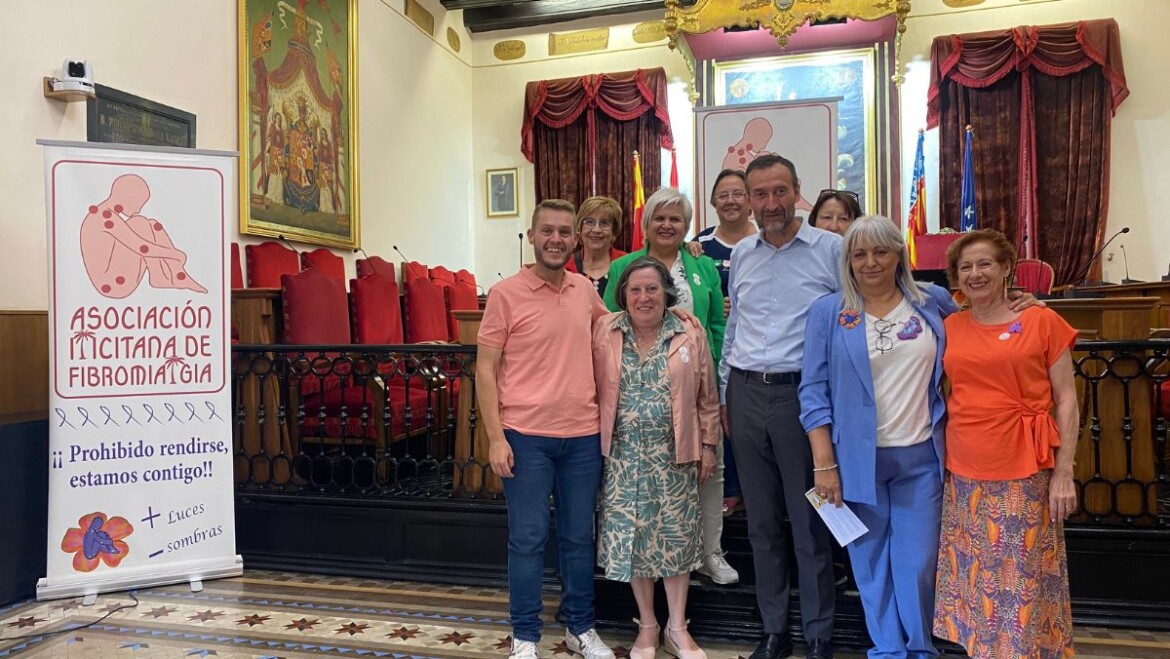 L’Ajuntament dona suport a les persones afectades per Fibromiàlgia i Síndrome de Fatiga Crònica per a visibilitzar-les i sensibilitzar la ciutadania