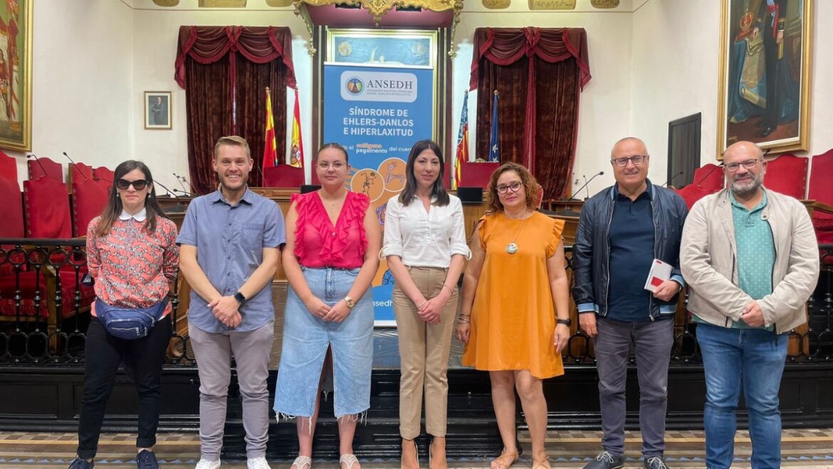 L’Ajuntament d’Elx commemora el Dia Internacional de la Síndrome Ehlers-Danlos per a donar major visibilitat als afectats per aquesta malaltia