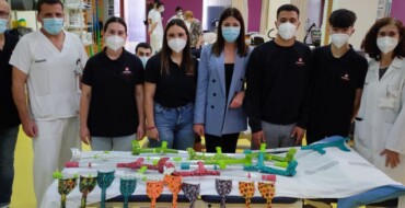 La concejalía de Sanidad subvenciona una iniciativa solidaria del Colegio Salesianos para decorar muletas infantiles para los pacientes de Rehabilitación del Hospital General de Elche