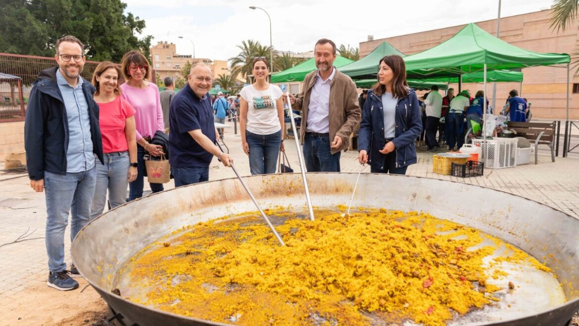 La paella gigante en honor a la patrona de los Desamparados y a beneficio de Cáritas congrega a más de 900 personas