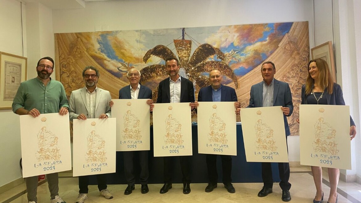 Antonio Ródenas firma el cartel del Misteri d’Elx de 2023 con una ilustración a lápiz sobre el grupo escultórico de la Coronación de la Virgen de la Puerta Mayor de la basílica de Santa María
