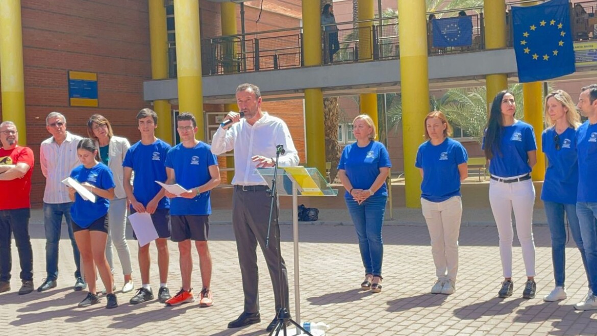 L’Ajuntament se suma a la lectura d’un manifest i a la col·locació d’una placa a l’IES Sixto Marco amb motiu del Dia d’Europa