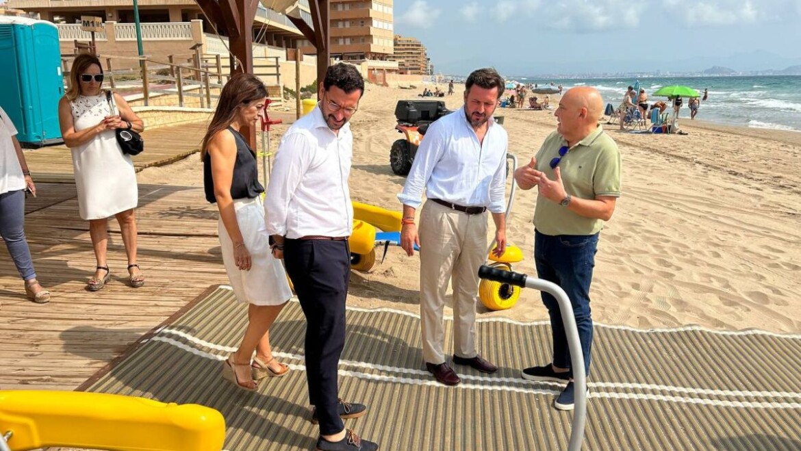 Elche amplia los servicios de accesibilidad en las playas para personas con diversidad funcional