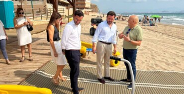 Elche amplia los servicios de accesibilidad en las playas para personas con diversidad funcional