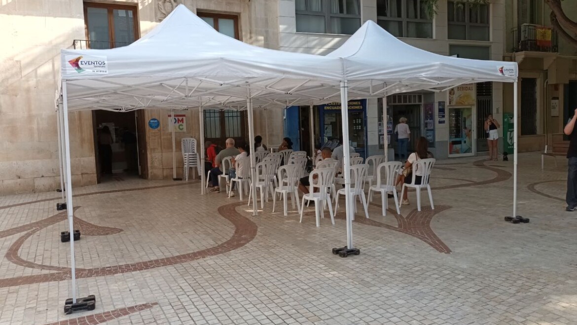 El Ayuntamiento instala sillas y carpas para aliviar las colas de la OMAC