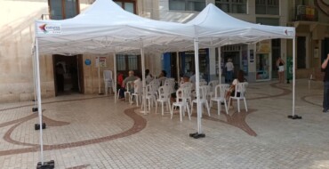 El Ayuntamiento instala sillas y carpas para aliviar las colas de la OMAC