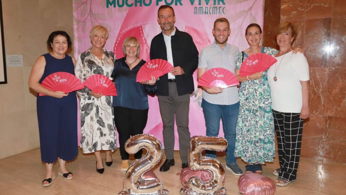 AMACMEC distingeix l’Ajuntament d’Elx pel seu suport a l’associació en la gala benèfica del 25 aniversari