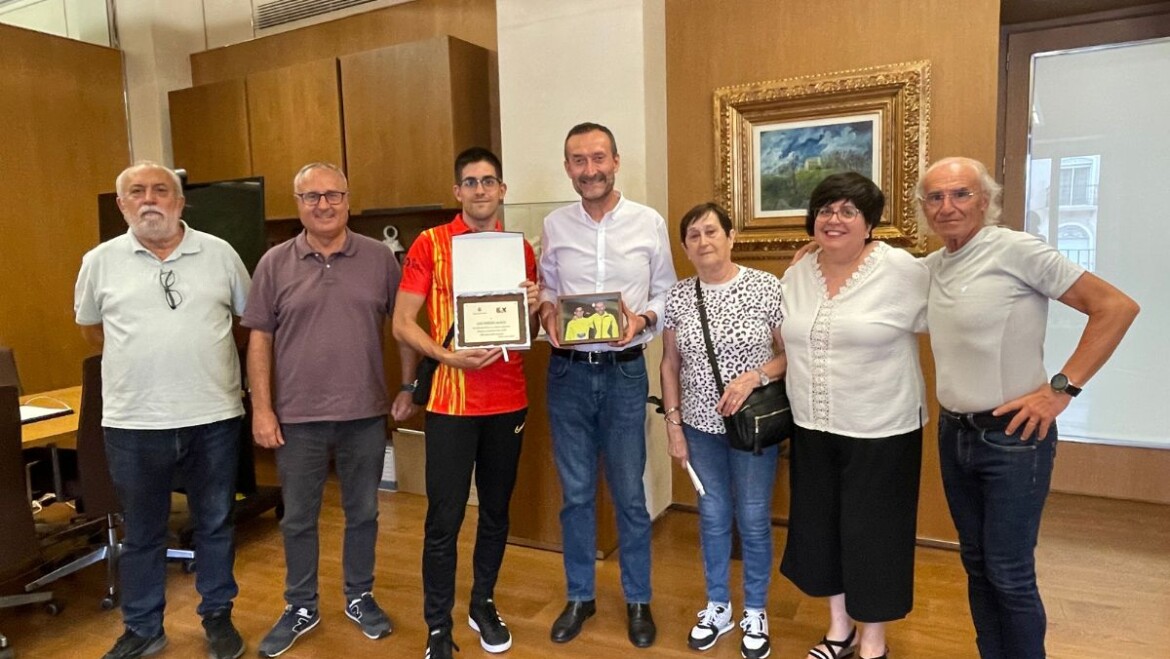 El alcalde felicita al nadador ilicitano Luis Paredes por su bronce en el Mundial Virtus 2023