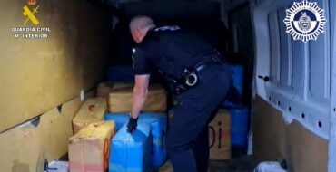 Una operación conjunta de Policía Local y G. Civil concluye con la incautación de casi cinco toneladas de hachís en las playas de Elche