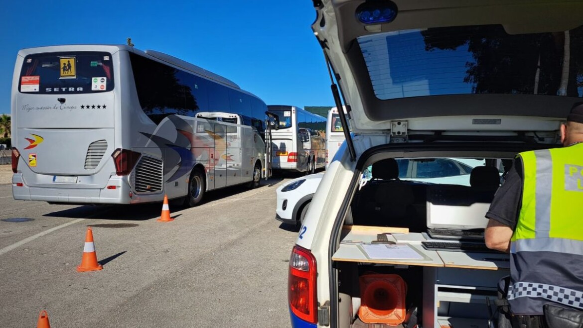 La Policía Local detecta la simulación del descanso de conductores en un control de transporte escolar