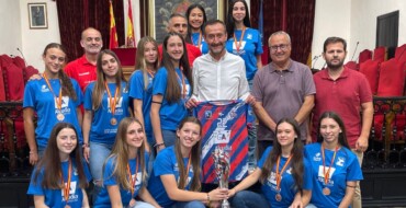 El alcalde felicita a las cadetes del  CV Elche-Grupo Alcudia por la medalla de Bronce lograda en el Campeonato de España