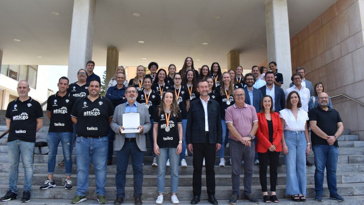 El Saló de Plens acull la recepció oficial de les Guerreres després d’haver-se proclamat subcampiones d’Espanya d’handbol femení