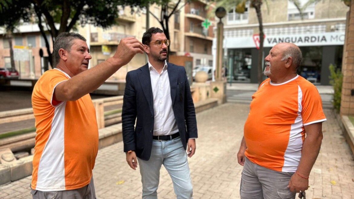 El Ayuntamiento sustituye las columnas de las pérgolas de la Avenida de la Libertad