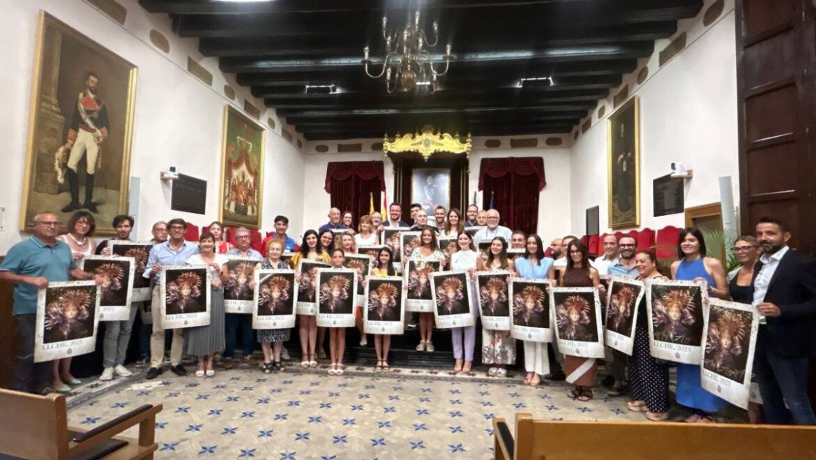 El cartel de Antonio Mora anuncia las fiestas de Elche con la Virgen de la Asunción y la Nit de l’Albà como protagonista