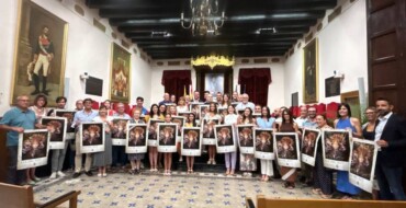 El cartel de Antonio Mora anuncia las fiestas de Elche con la Virgen de la Asunción y la Nit de l’Albà como protagonista