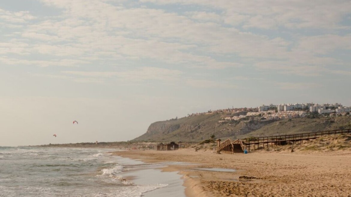 El Ayuntamiento cierra al baño de forma temporal la zona comprendida entre las pasarelas 1 y 3 de la playa del Carabassí por contaminación residual del agua