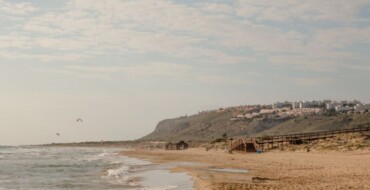 El Ayuntamiento cierra al baño de forma temporal la zona comprendida entre las pasarelas 1 y 3 de la playa del Carabassí por contaminación residual del agua