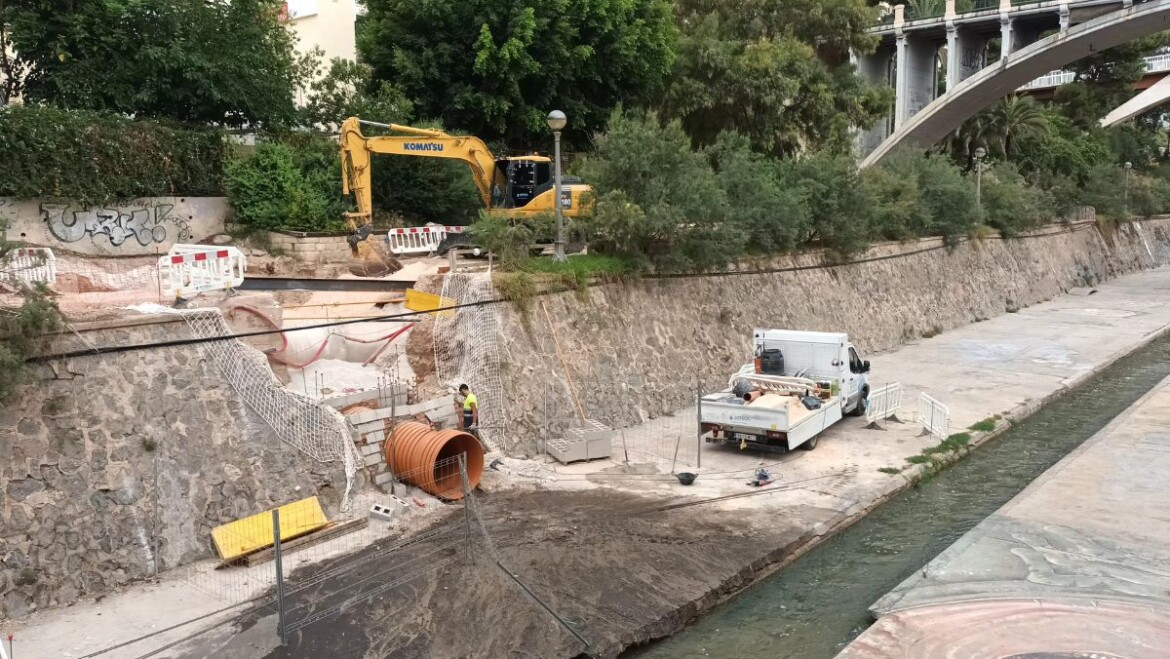 Las obras de Aigües d’Elx para tratar de mejorar el problema en la Fundación Salud Infantil concluirán la próxima semana