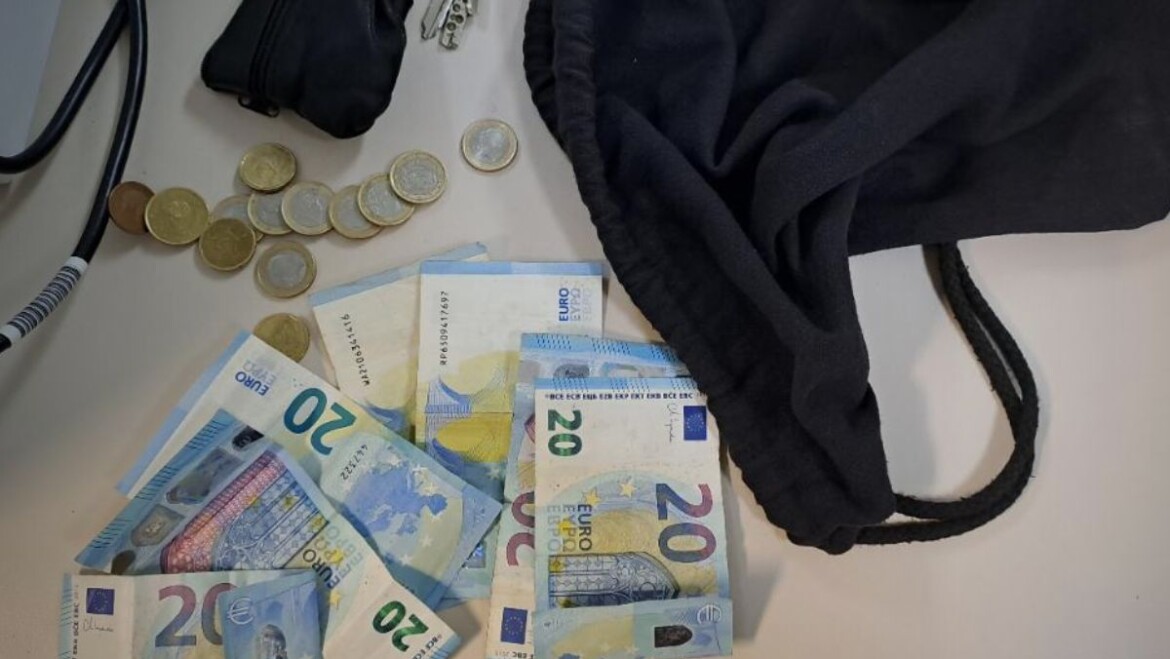 La Policía Local detiene a un hombre acusado de robo con violencia a una mujer en el portal de su domicilio