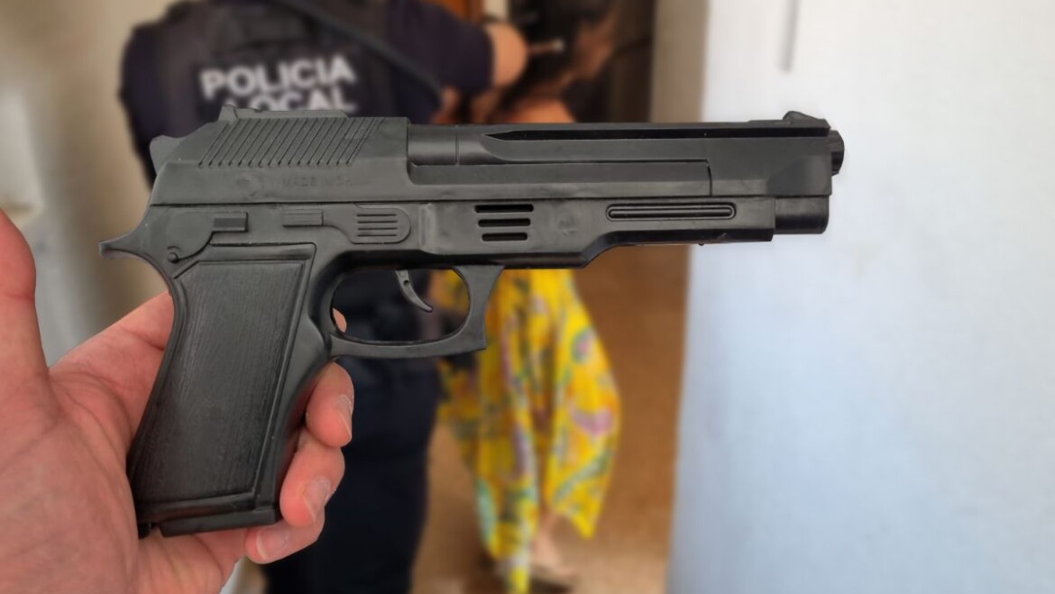 La Policía Local actúa sobre una persona mentalmente inestable que exhibió un arma simulada