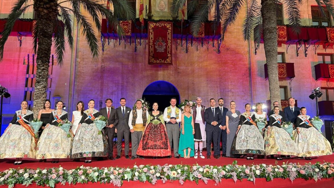 La Plaza de Baix acoge el acto de proclamación de las reinas y damas que harán que “Elche brille como nunca”