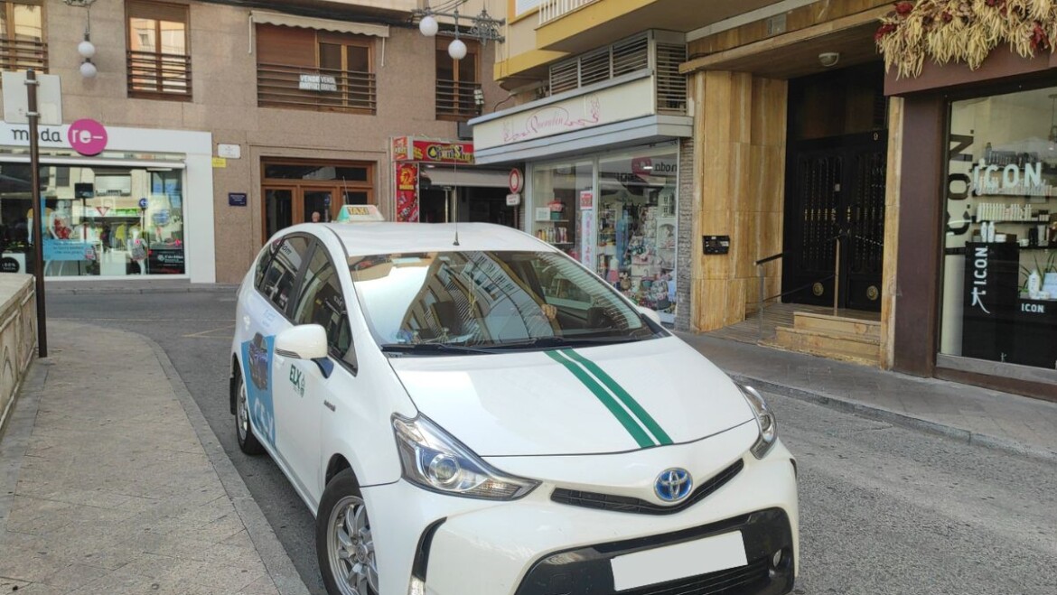 Elche aprueba de manera definitiva la concesión de 24 nuevas licencias de taxi