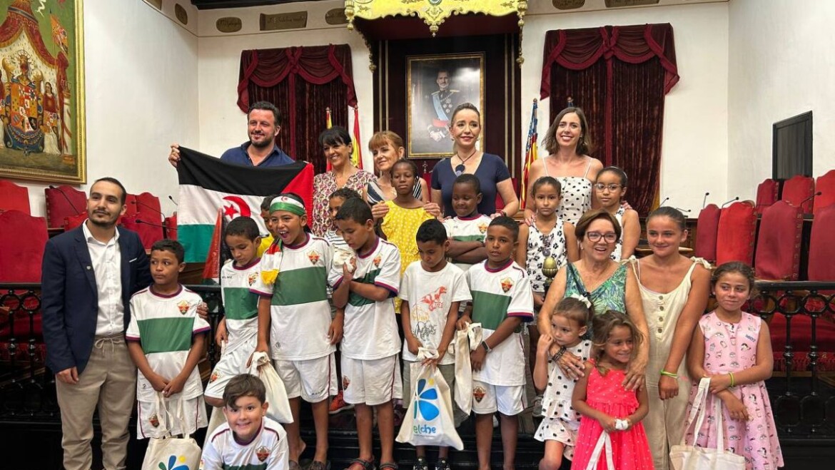 Recepción en el Ayuntamiento a los niños saharauis del programa Vacaciones en Paz y a sus familias de acogida