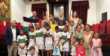 Recepción en el Ayuntamiento a los niños saharauis del programa Vacaciones en Paz y a sus familias de acogida