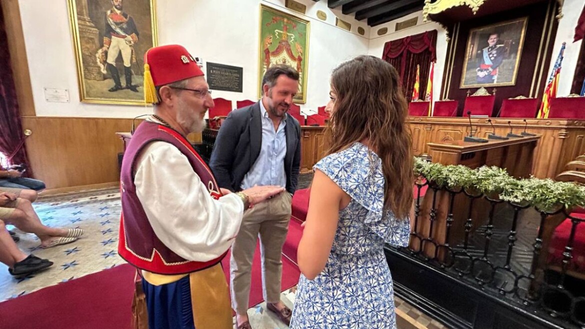 El Salón de Plenos del Ayuntamiento ha acogido a la Hermandad del Primer Viernes de Mayo de Jaca