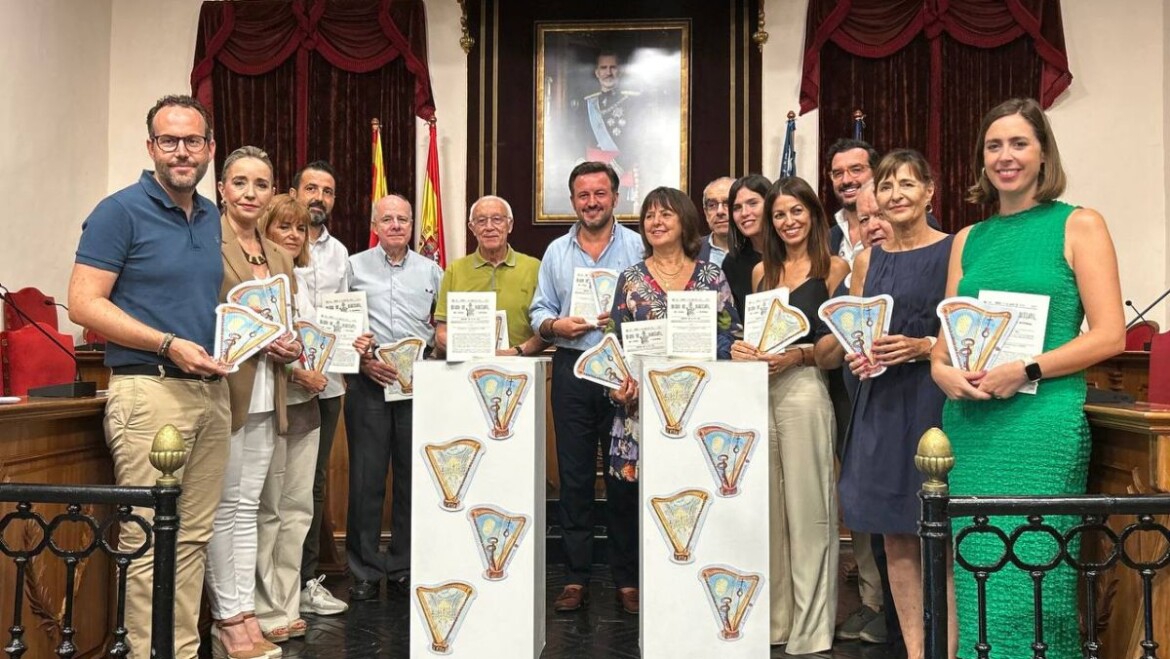 El Salón de Plenos acoge la presentación del abanico y el facsímil del Misteri d’Elx 2023