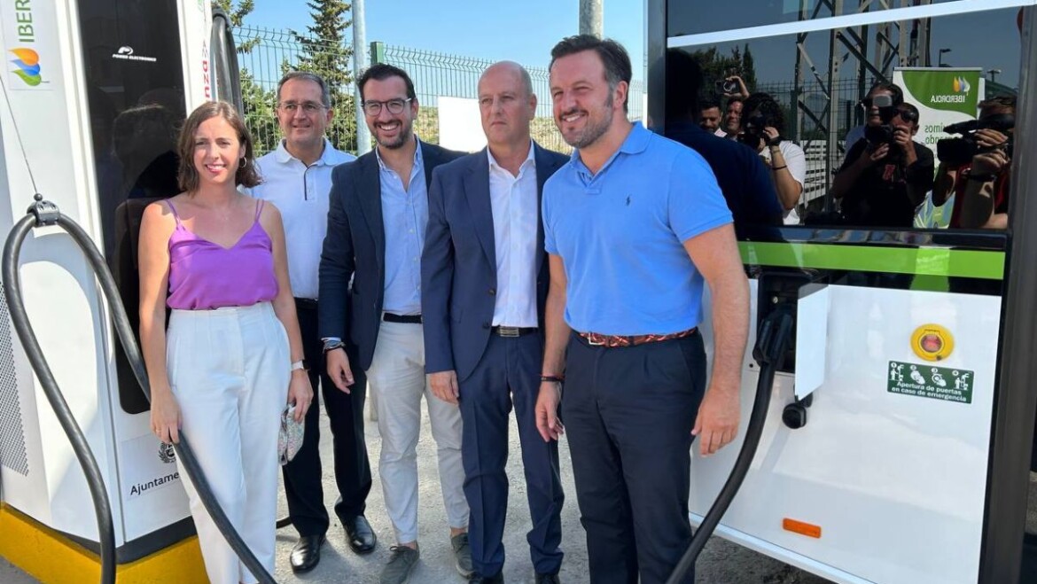 Elche incorpora ocho autobuses eléctricos y una nueva estación de recarga para la flota
