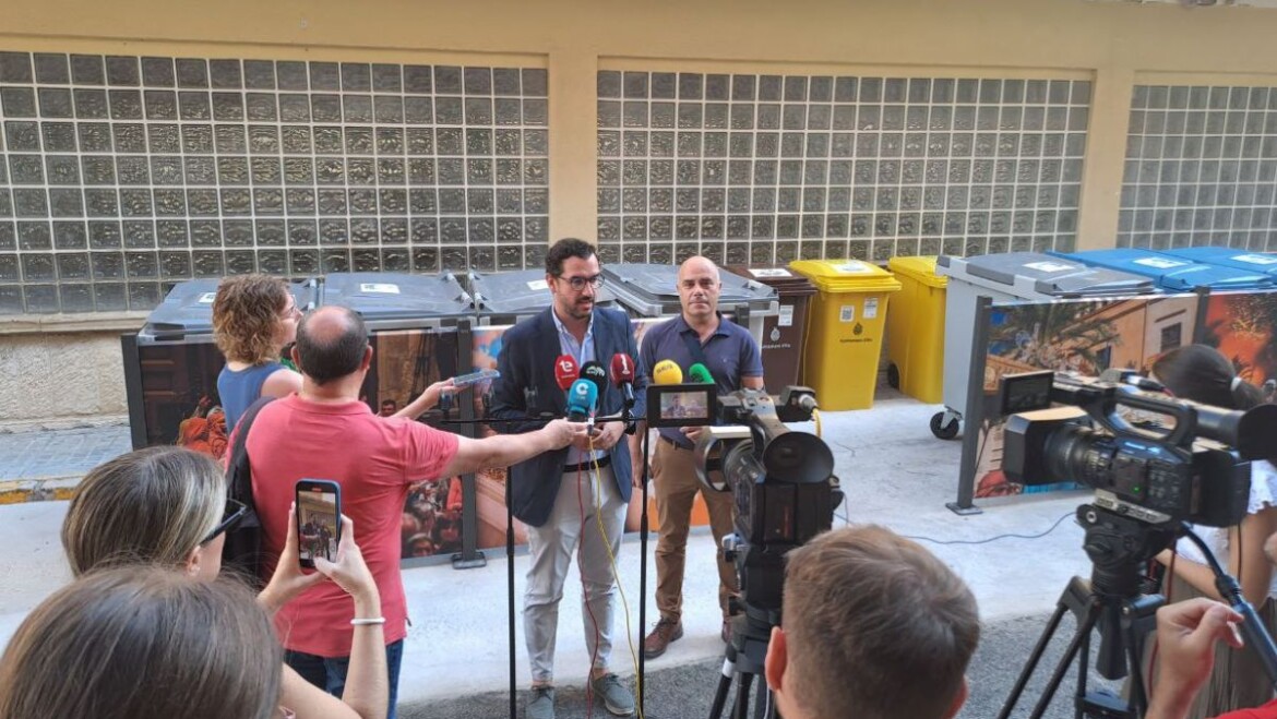 El Ayuntamiento coloca paneles en las islas de contenedores con imágenes de las fiestas y del municipio