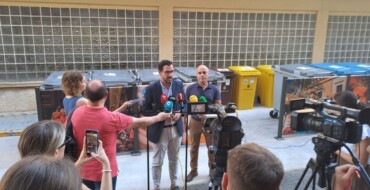 El Ayuntamiento coloca paneles en las islas de contenedores con imágenes de las fiestas y del municipio