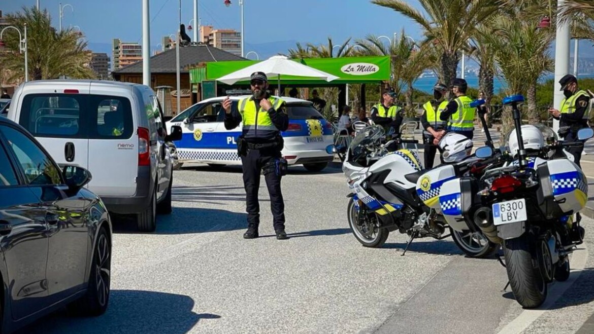 Policía Local detiene a dos sospechosos de robar en el interior de vehículos en el Carabassí