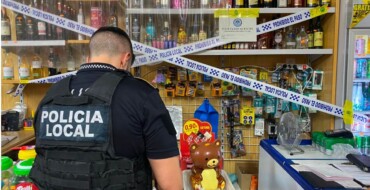 La Policía precinta 600 botellas de alcohol a un establecimiento que vendió alocohol a menores en presencia de los agentes