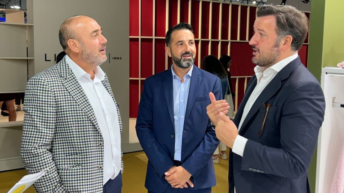 El Ayuntamiento respalda a las empresas ilicitanas en la feria internacional de Lineapelle en Milán