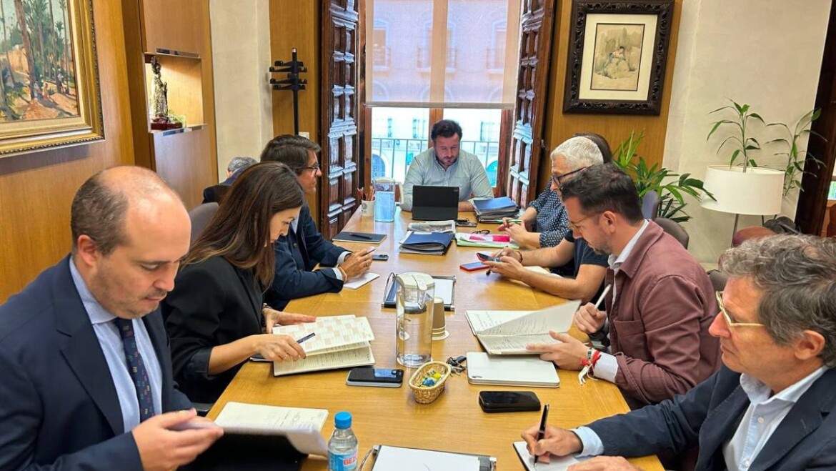 El Ayuntamiento remite los miembros de la comisión técnica del Palmeral para “desbloquear proyectos encallados”